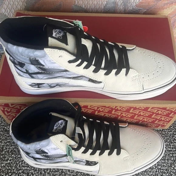 Vans WMNS Comfycush Sk8-Hi
After Dark White/Black
VN0AZTNOYB2
Sneakers - Picture 4 of 16